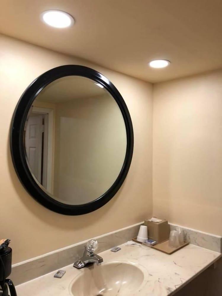 Scottish Inn & Suites photo 37