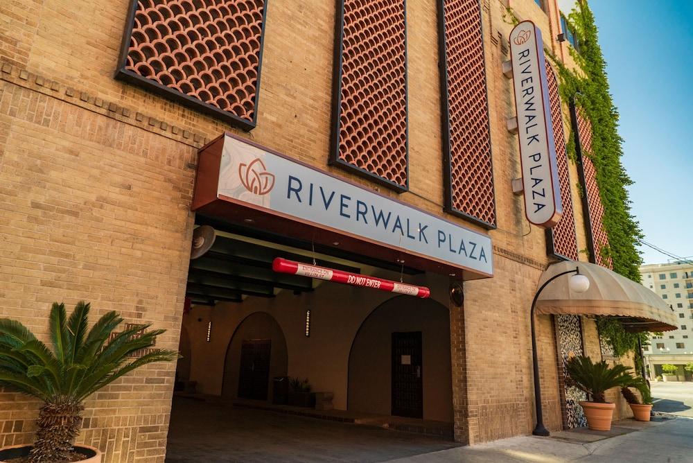 Riverwalk Plaza photo 95