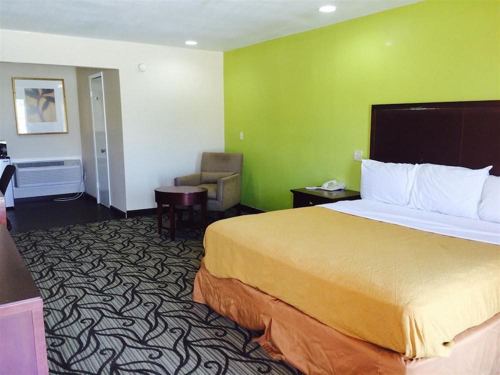 Americas Best Value Inn Texarkana photo 2