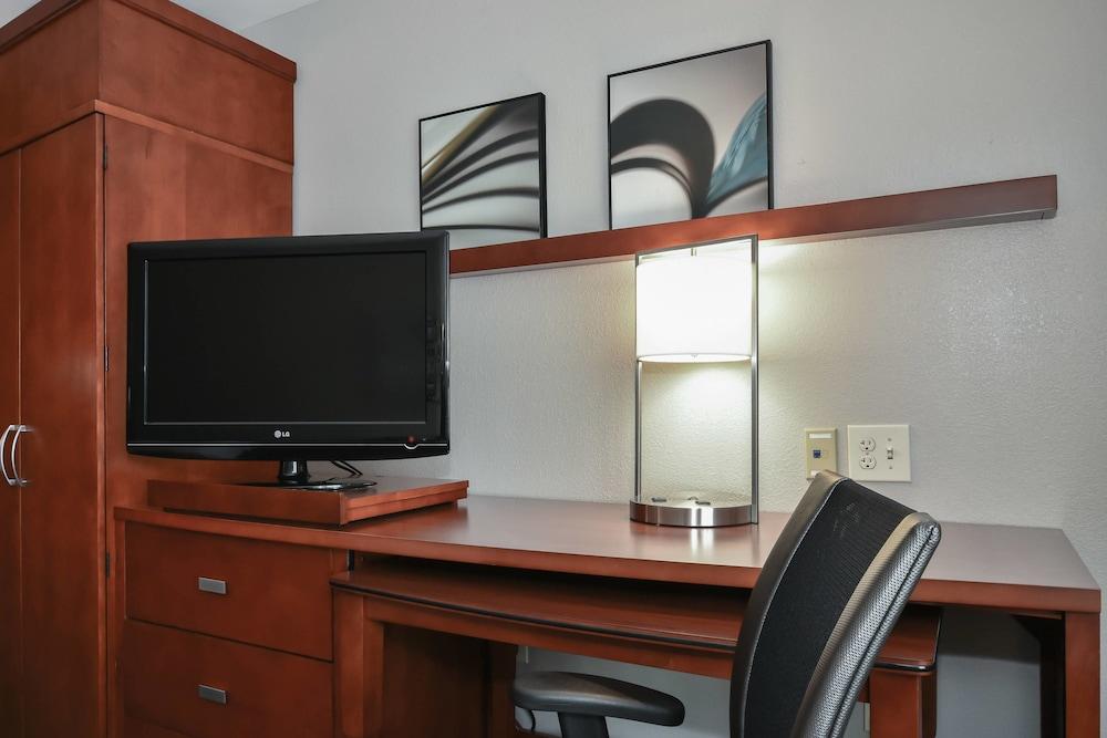 Courtyard Marriott Concord photo 4