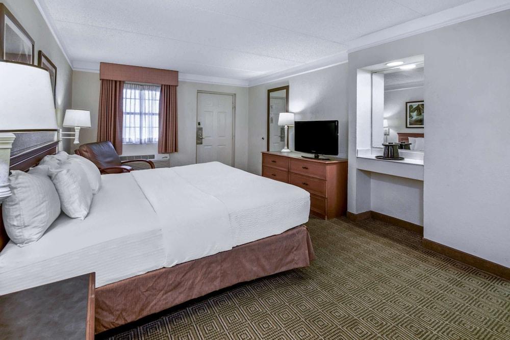 Townhouse Garden Inn & Suites San Antonio I 35 photo 20