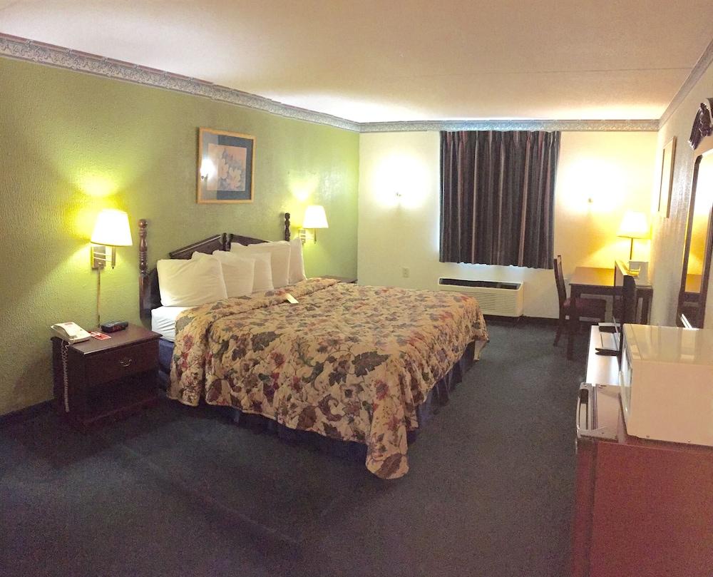 Econo Lodge Reading Airport photo 9