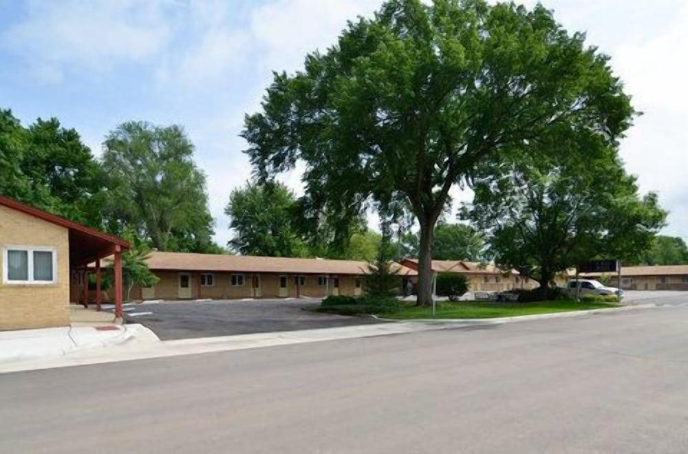 UBar Inn & Suites photo 1