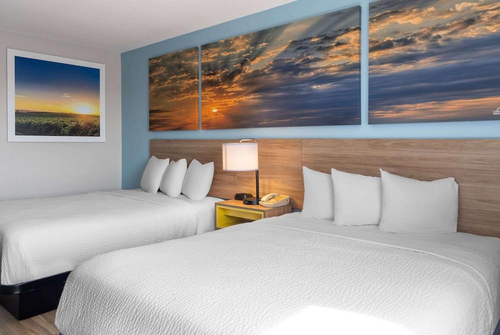 Days Inn by Wyndham Neenah photo 15