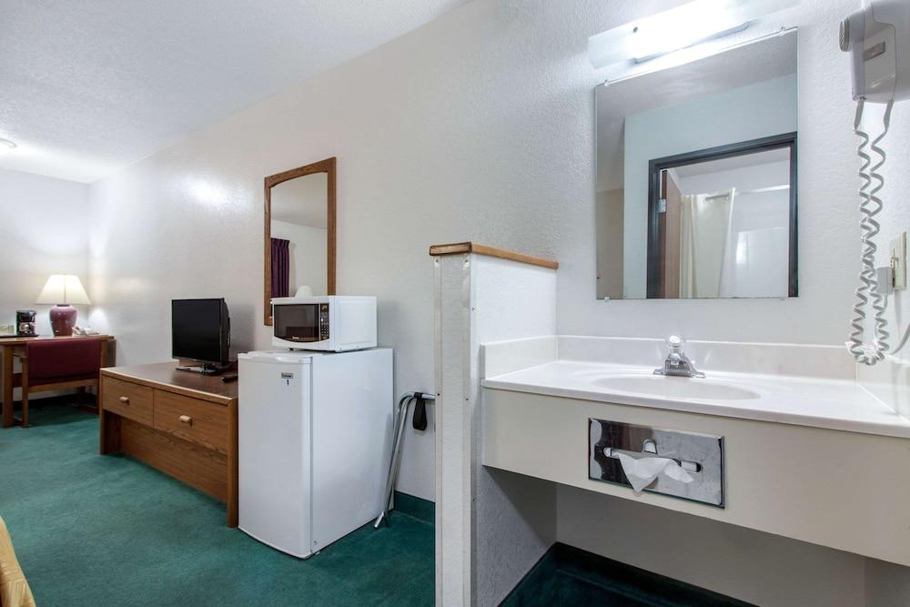 Econo Lodge Oacoma - Chamberlain West photo 71