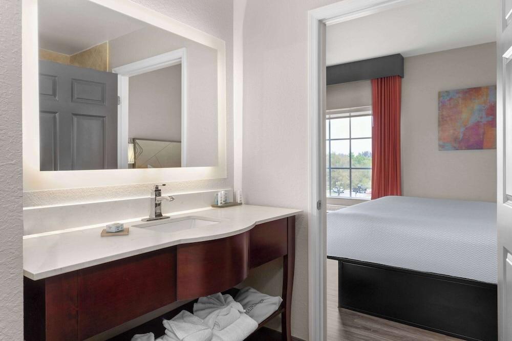 La Quinta Inn & Suites by Wyndham Ft. Pierce photo 18