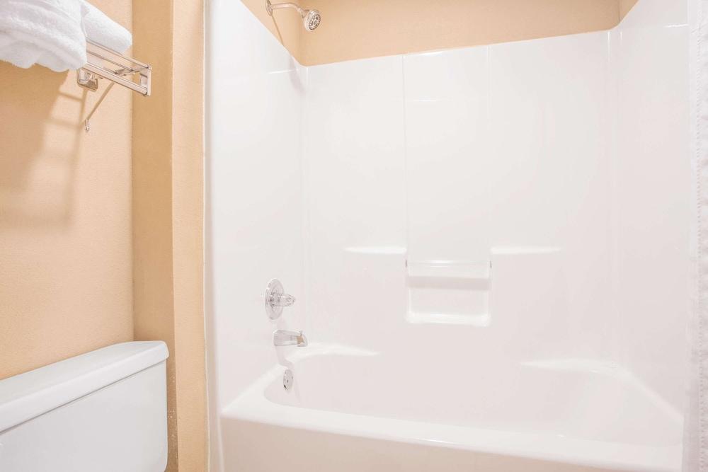 Hawthorn Extended Stay by Wyndham Conyers photo 42