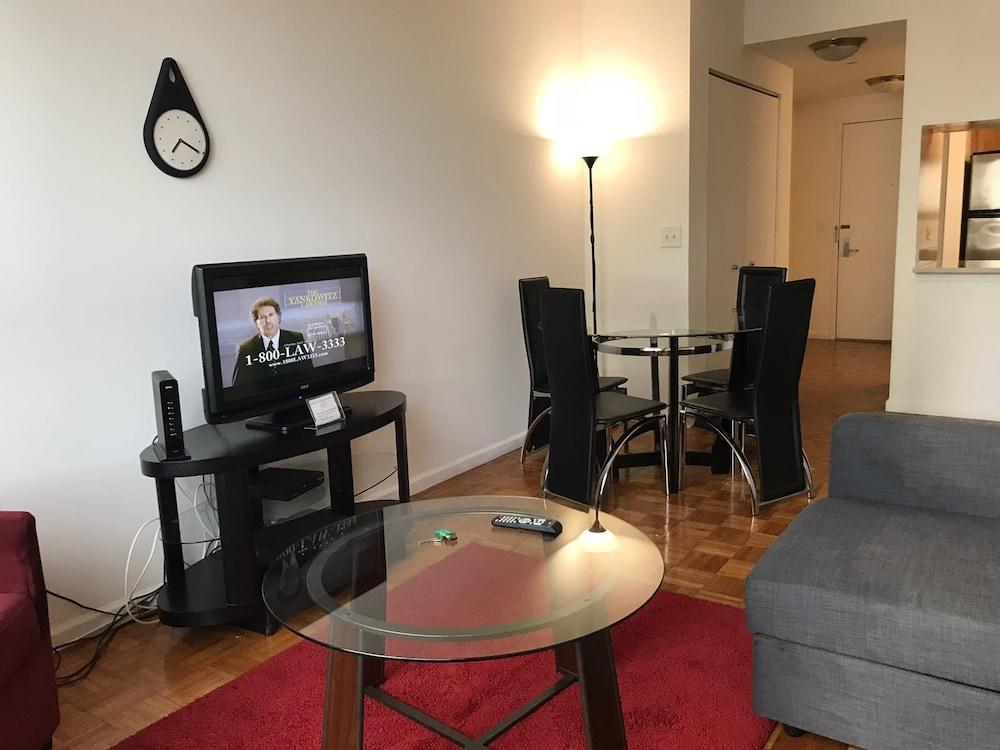 Downtown Luxury Suites photo 12