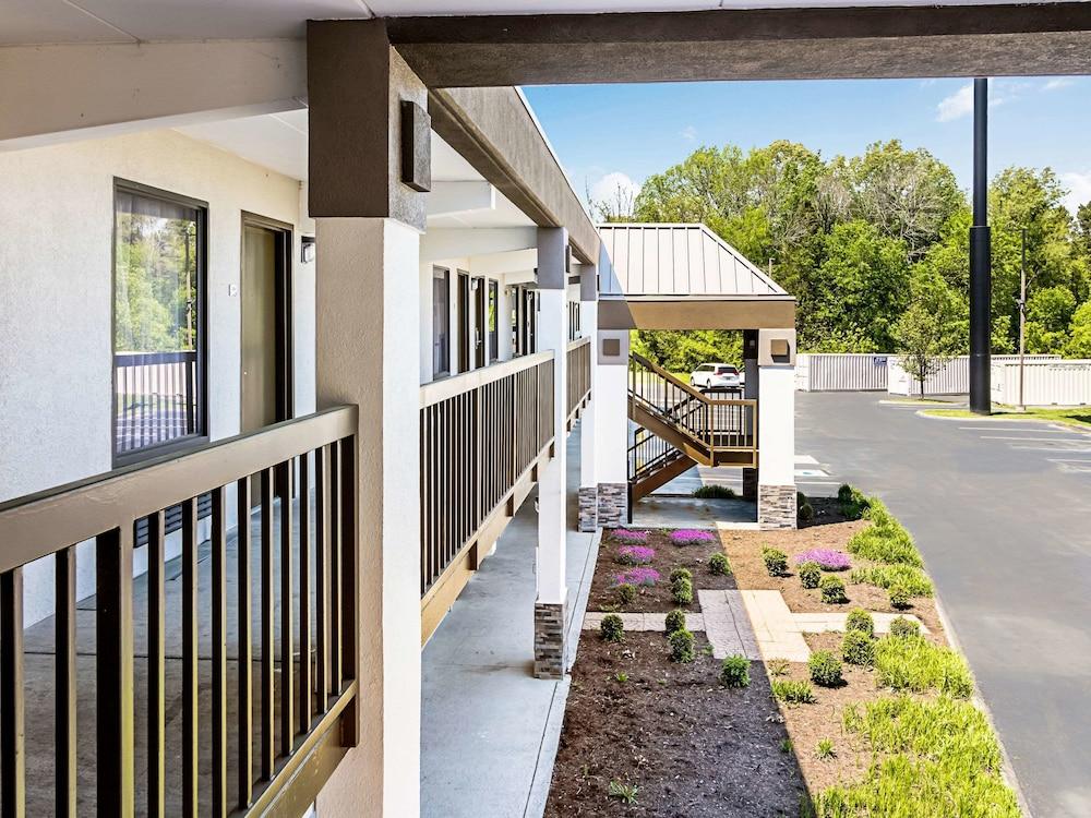 Farragut Inn & Suites photo 17
