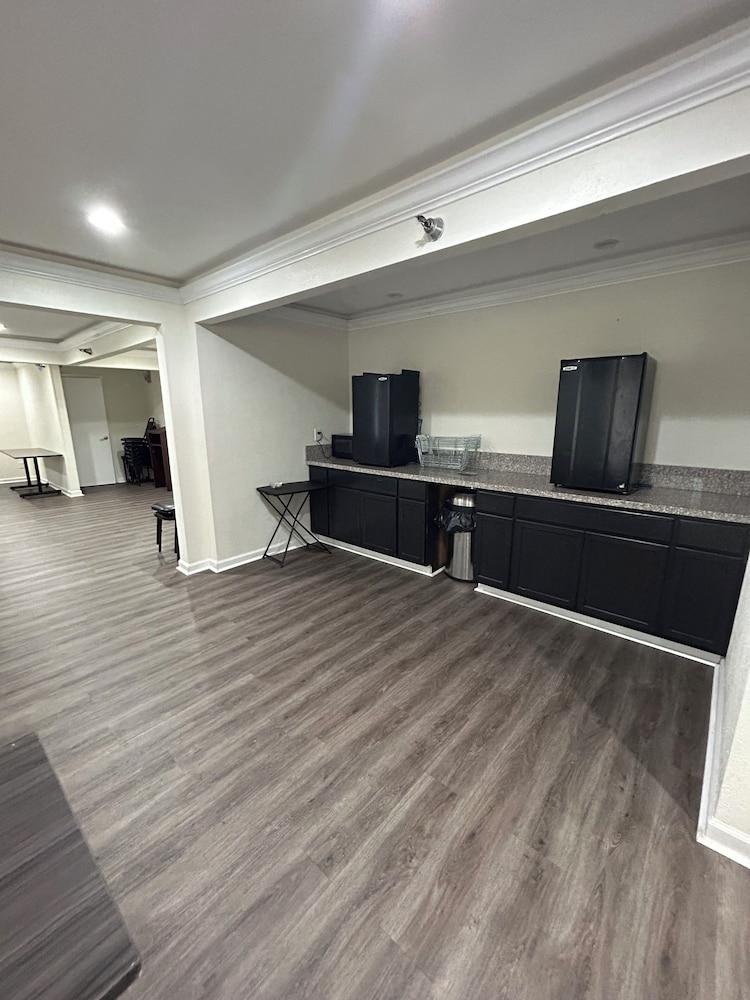 Clarion Pointe - Greensboro Coliseum Area photo 37
