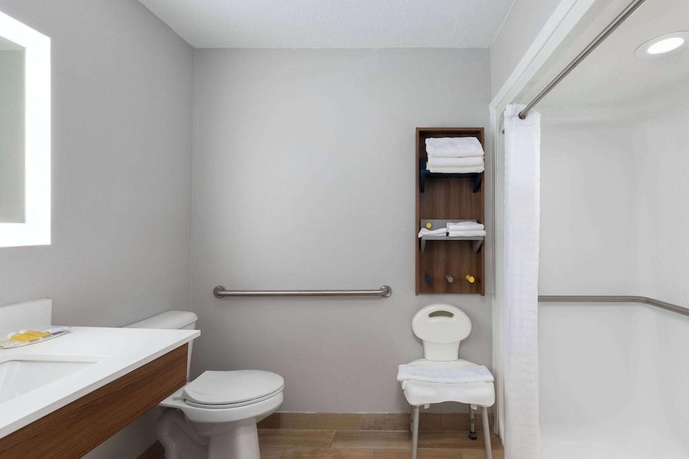 Microtel Inn by Wyndham Bowling Green photo 11