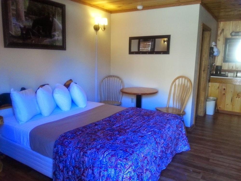 Black Bear Lodge Motel photo 11