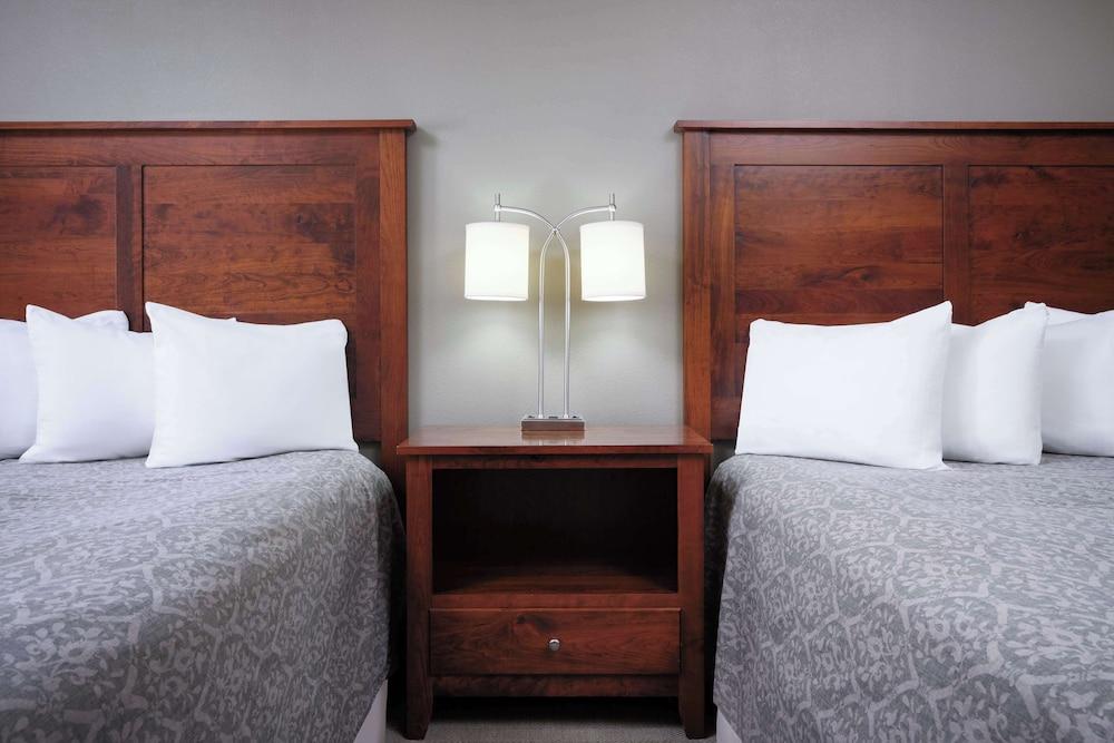 Green Mill Village Hotel & Suites, BW Signature Collection photo 20