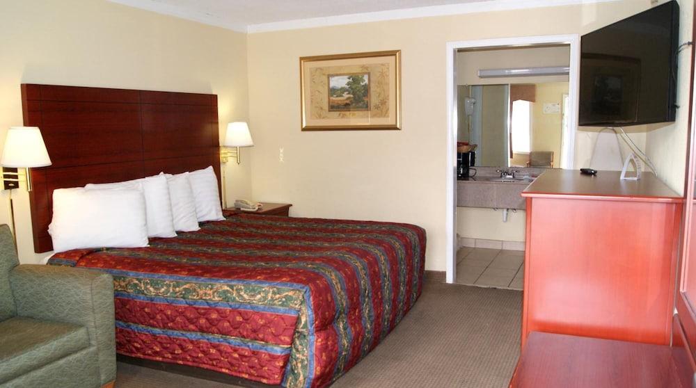 Red Carpet Inn photo 23