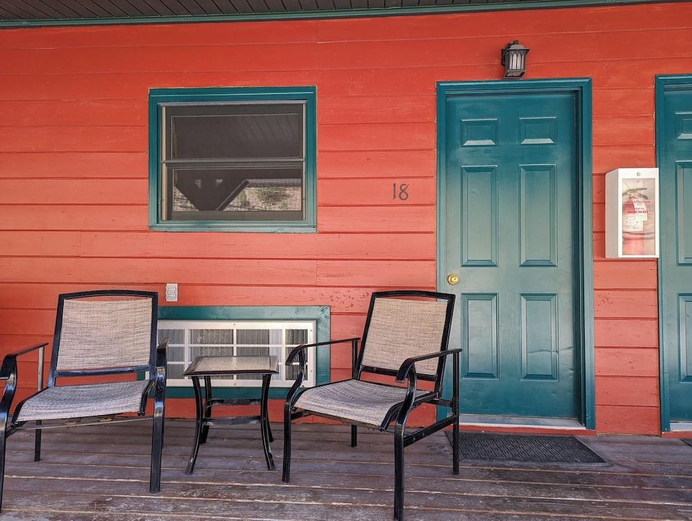 Ponderosa Pines Inn and Cabins photo 39