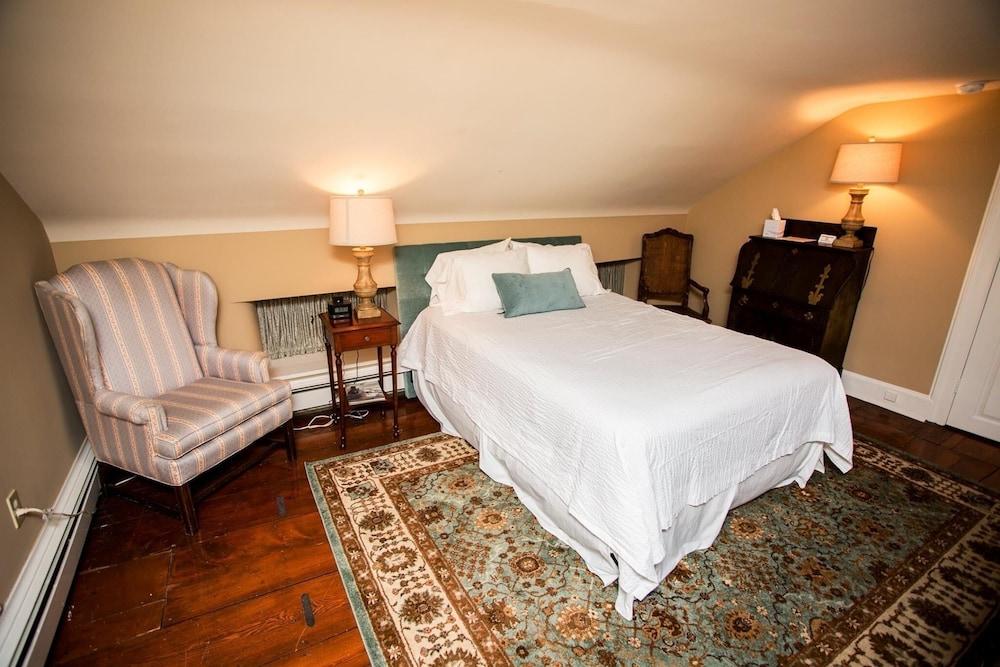Plumsteadville Inn photo 3