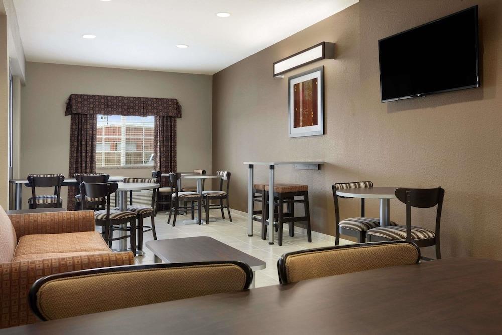 Microtel Inn & Suites by Wyndham Kenedy/Karnes City photo 2
