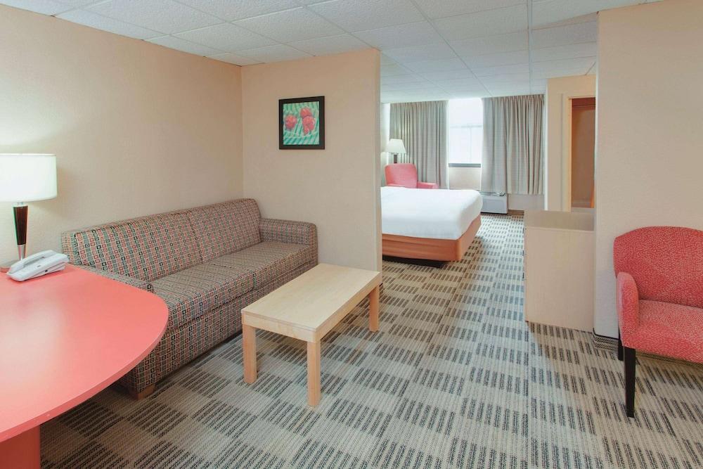 Ramada by Wyndham Fairfield NJ photo 5