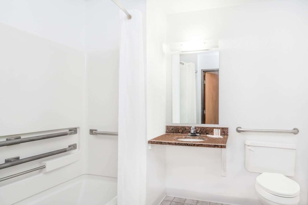 Super 8 by Wyndham Montgomery Maybrook photo 19