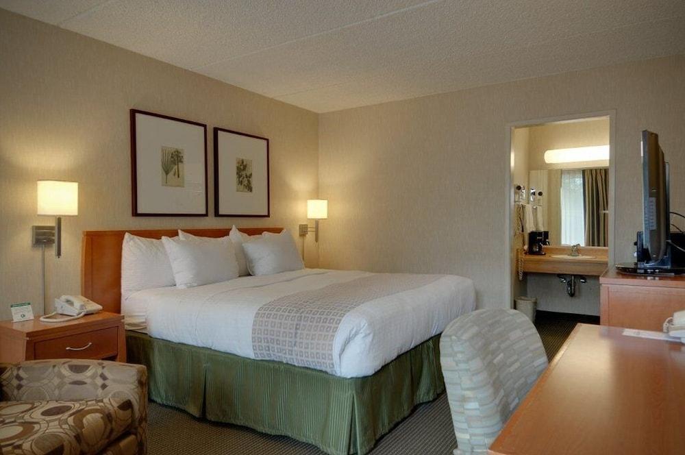 Vagabond Inn Executive Old Town photo 1