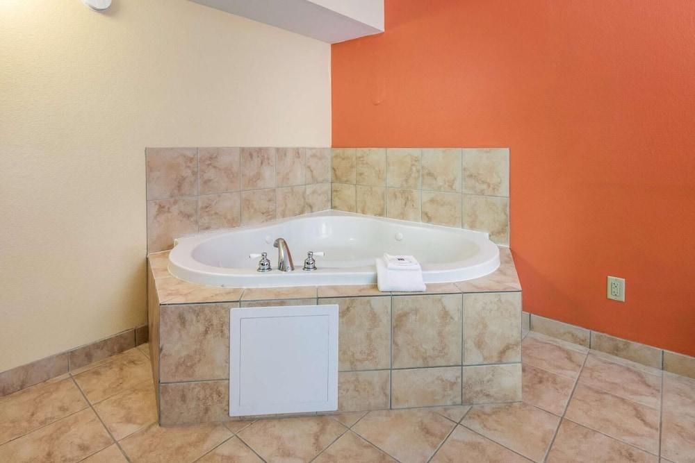 Rodeway Inn & Suites photo 44
