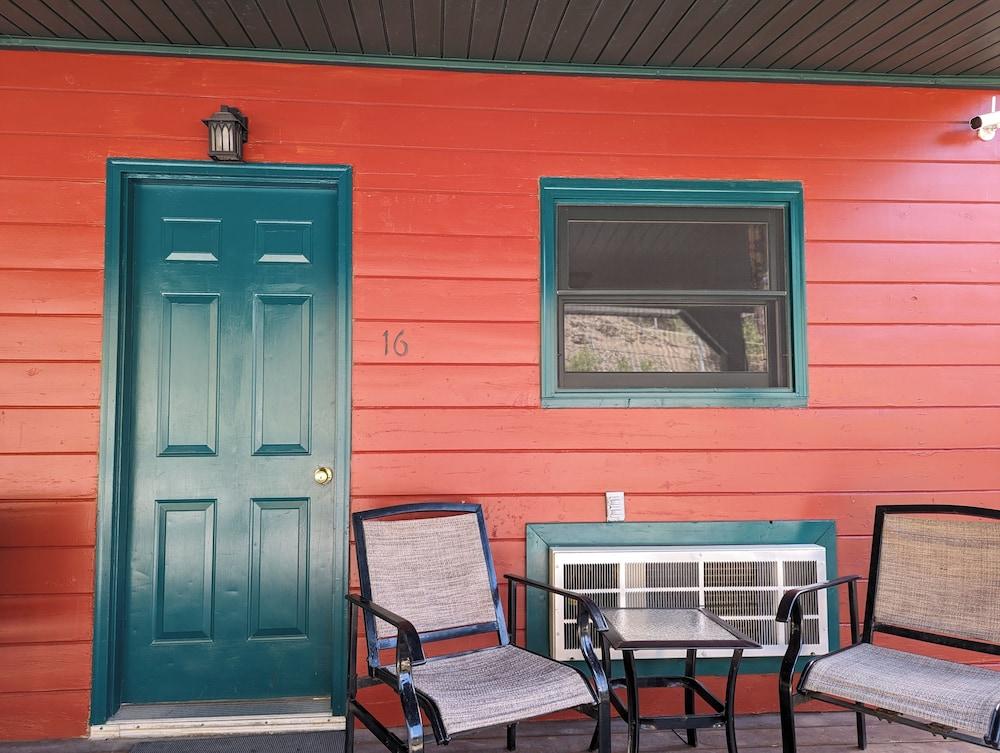 Ponderosa Pines Inn and Cabins photo 38