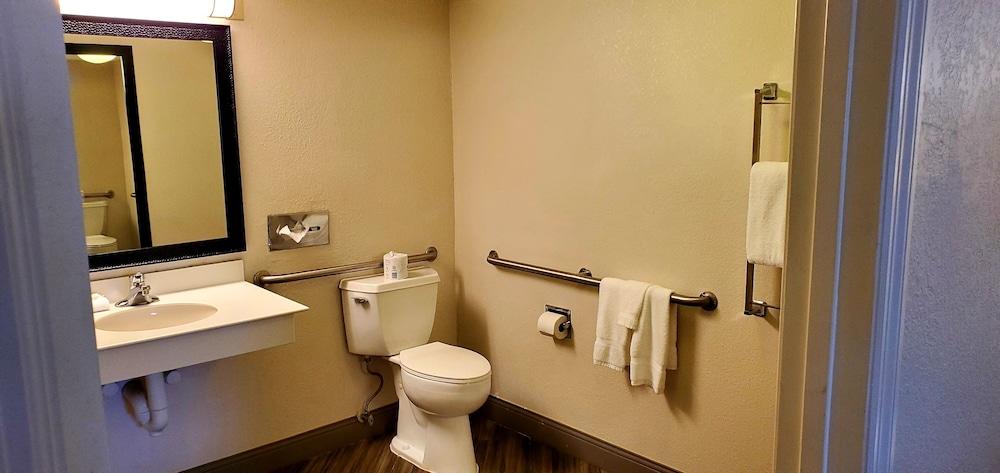 Days Inn by Wyndham Gainesville University I-75 photo 18