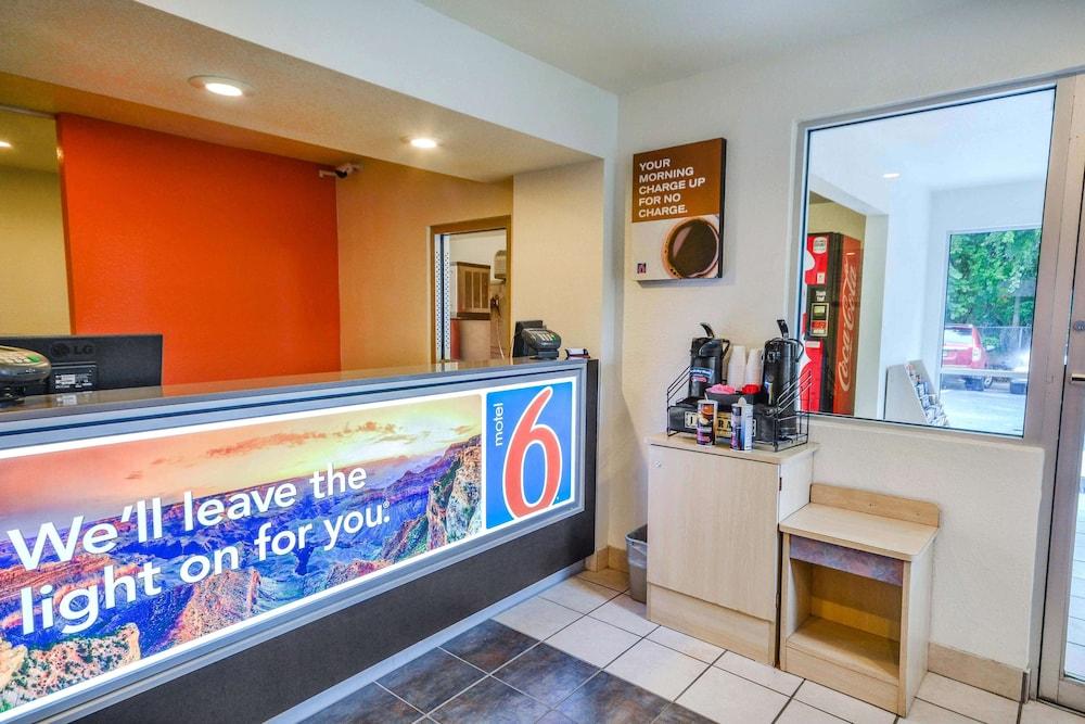 Motel 6 Huntsville, TX photo 2