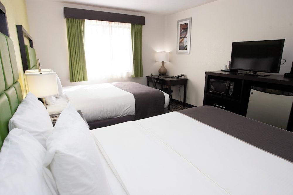 AmericInn by Wyndham Delafield-Waukesha-Milwaukee photo 36