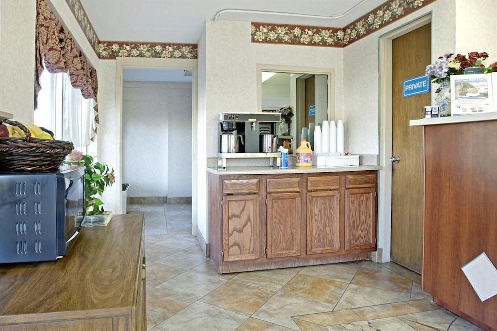 Americas Best Value Inn & Suites Knoxville North photo 12
