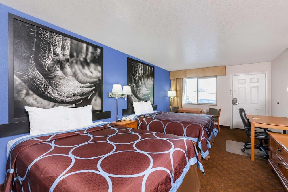 Super 8 by Wyndham Cleburne photo 14