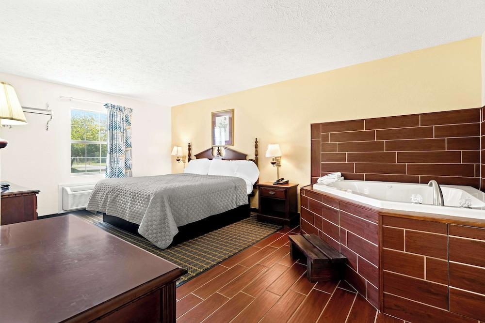 Americas Best Value Inn & Suites Mt. Pleasant photo 18