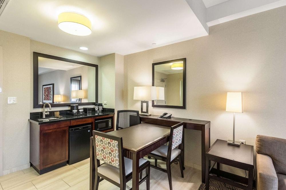 Embassy Suites Newark Airport photo 18