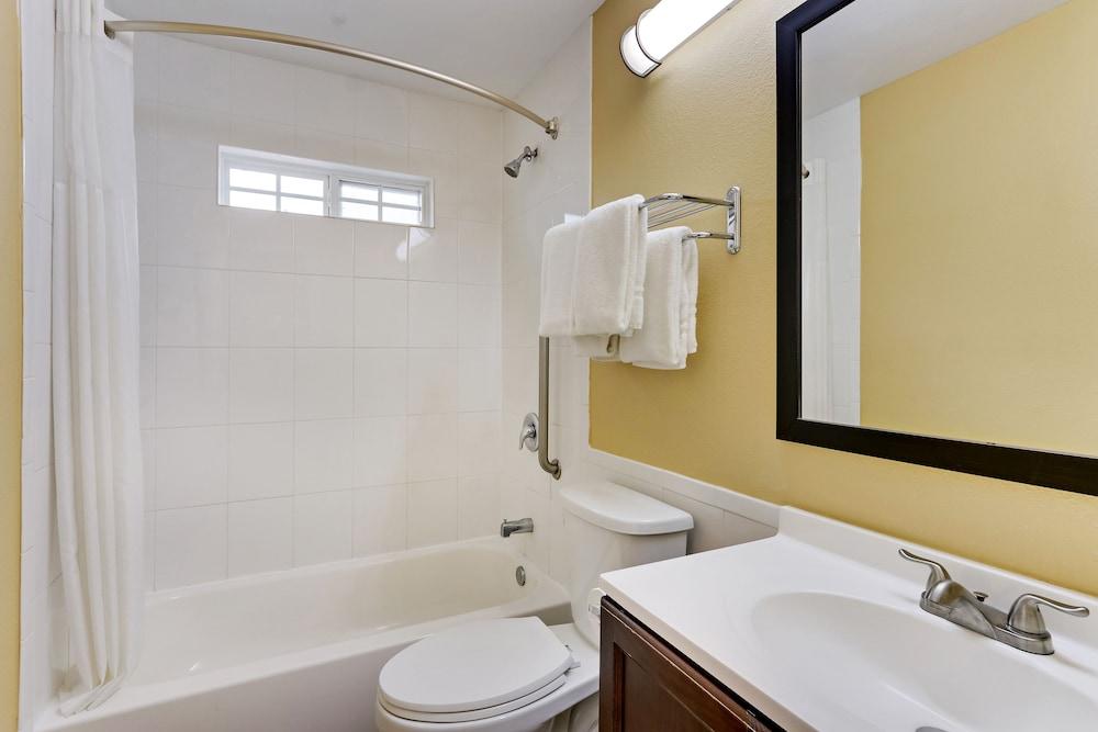 Captain's Quarters Inn photo 24