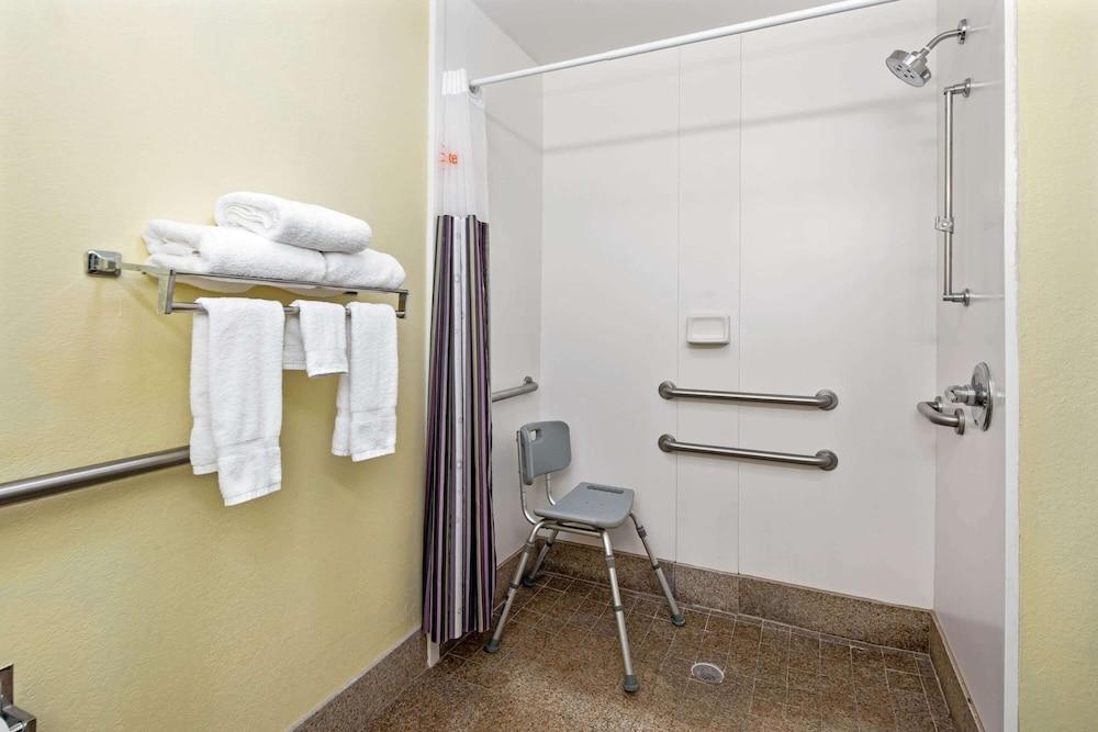 La Quinta Inn & Suites by Wyndham Atlanta South - Newnan photo 30