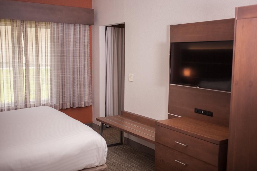 Holiday Inn Express Hotel & Suites by IHG photo 29