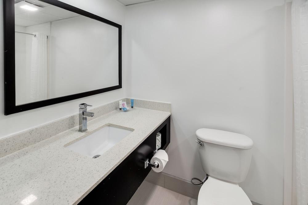 Blu Atlantic Oceanfront Hotel & Suites photo 52
