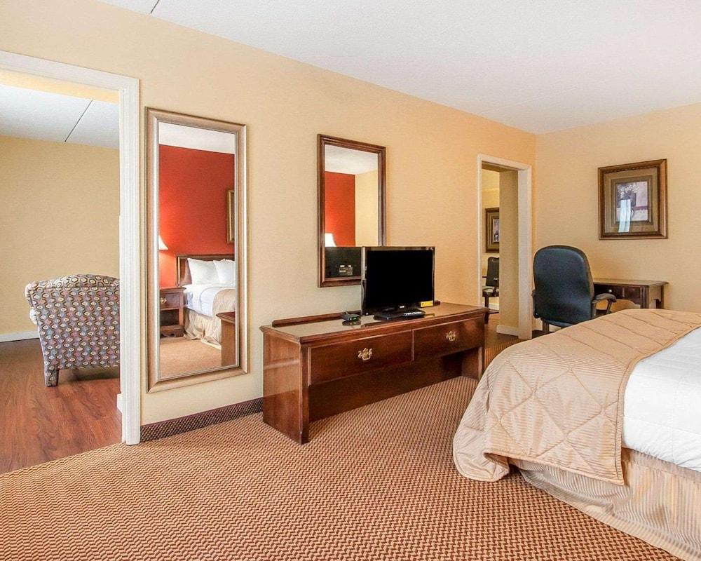 Clarion Inn & Suites University Center photo 18