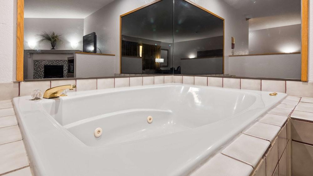 Ramada by Wyndham Cedar Rapids South photo 16