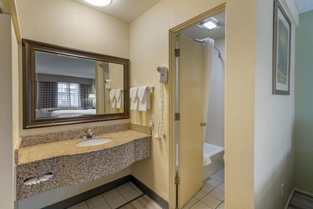 University Inn & Suites photo 14