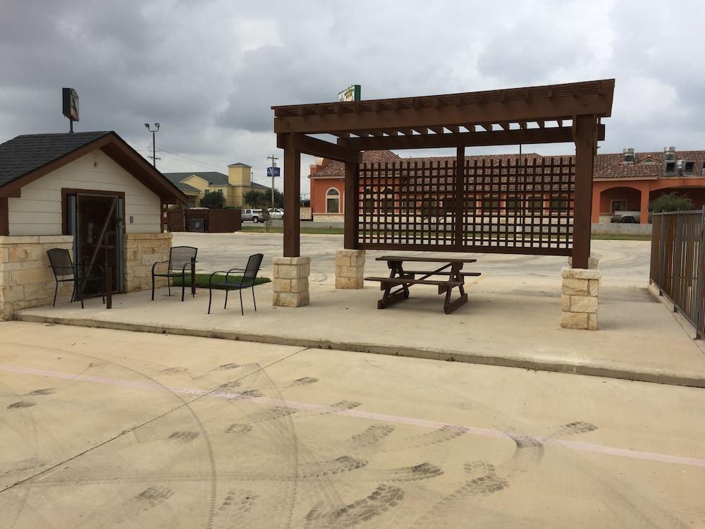 Pearsall Inn & Suites photo 31