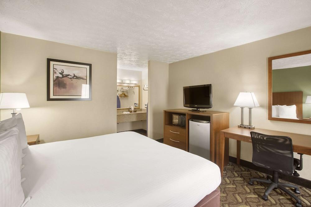 Clarion Pointe Morrow - Atlanta South photo 13