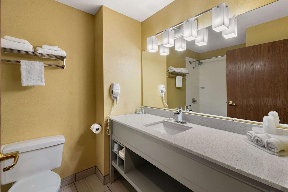 Quality Inn Warrensburg photo 13
