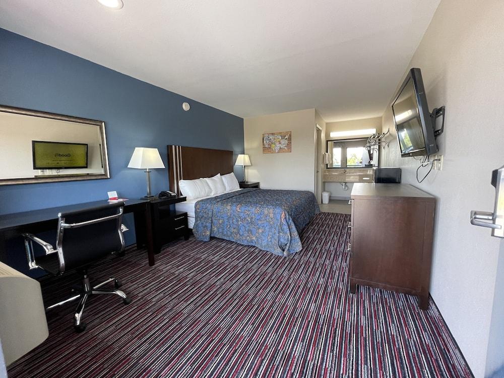 Econo Lodge Inn & Suites Enid South photo 10