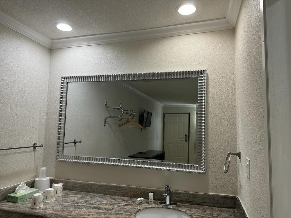 Baymont by Wyndham Bakersfield photo 6
