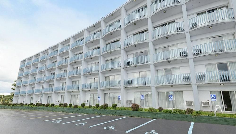 Howard Johnson by Wyndham Benton Harbor/St. Joseph photo 13