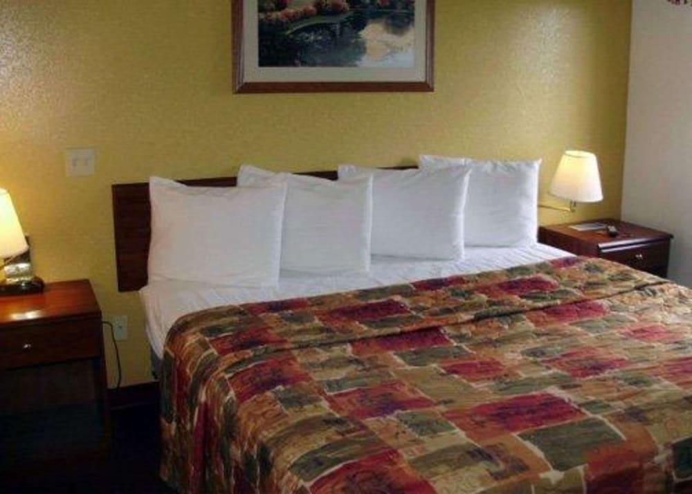 Rodeway Inn Salina North photo 9