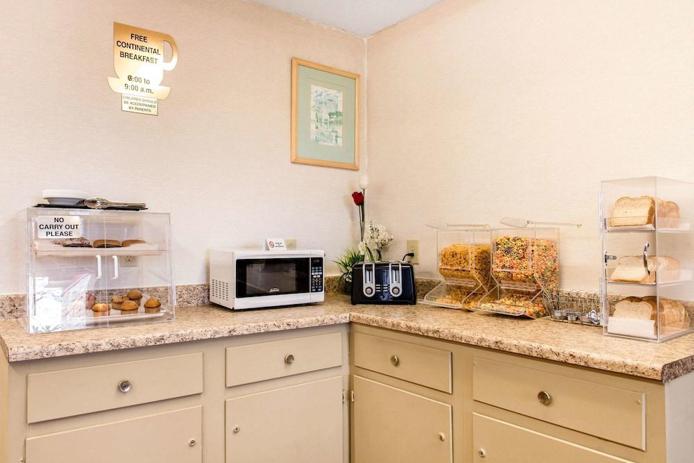 Econo Lodge Holland - Toledo photo 32