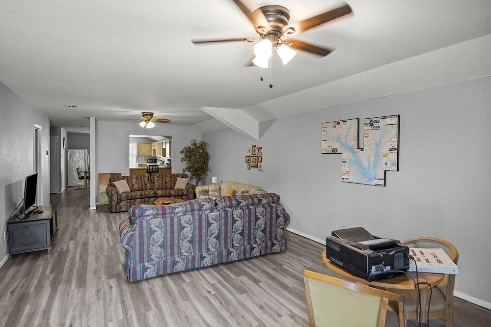 Axtons Bass City Lake Front Resort photo 35