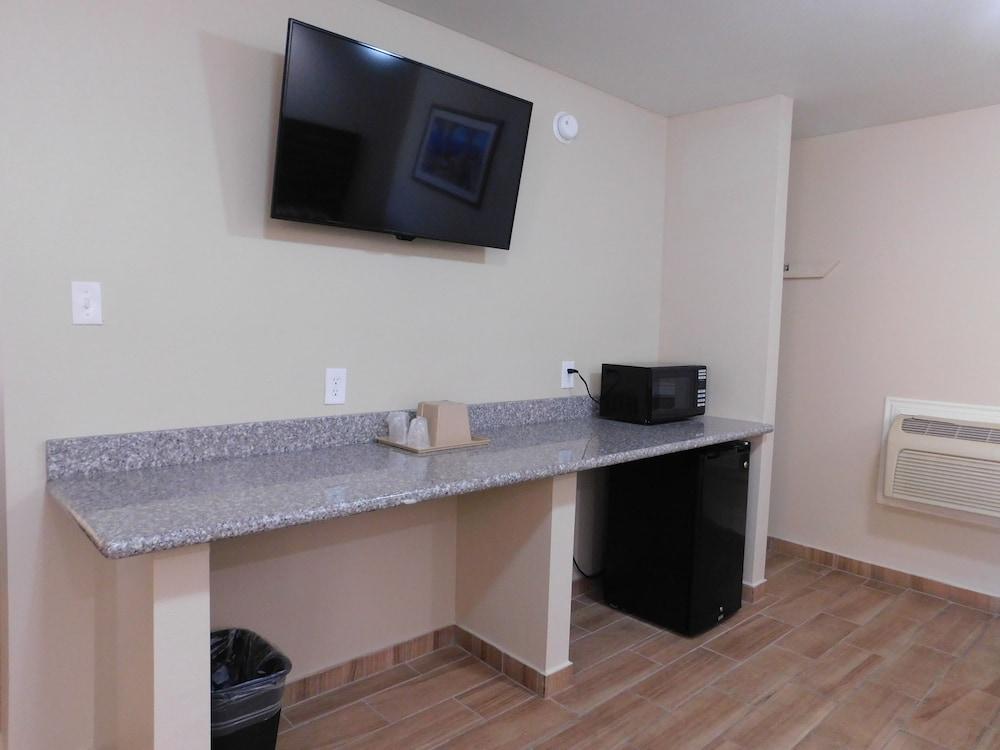 Hillcrest Motel photo 19